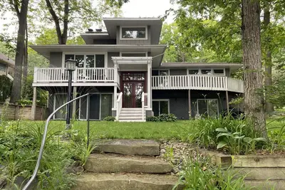 Image de Luxury Lakefront Villa on All-Sports Lake in Irish Hills