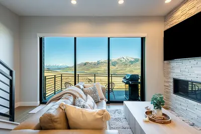 Image de New with Gorgeous Views, Wi-fi & Private Hot Tub + Pet-friendly!