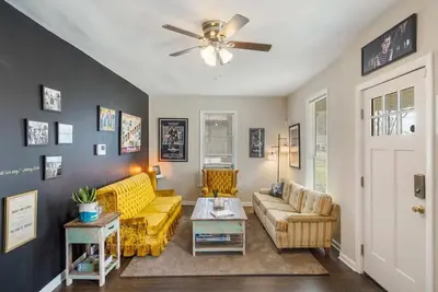 Image de The Outsiders-Greaser Hideout-Across from Outsiders House Museum