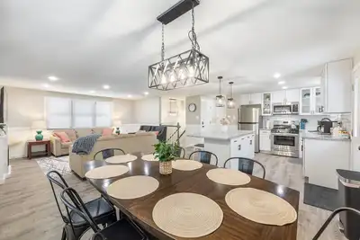 Image de Fully Renovated 4 Br/2ba House. Great location! Close to restaurants and parks.