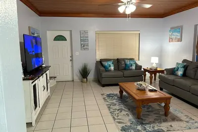 Image de Located in the quiet neighborhood of Little Orchard in Marsh Harbour. 2bed 2bath