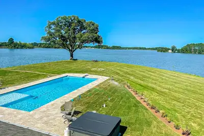 Image de Direct waterfront access to the Chesapeake Bay with pool and hottub