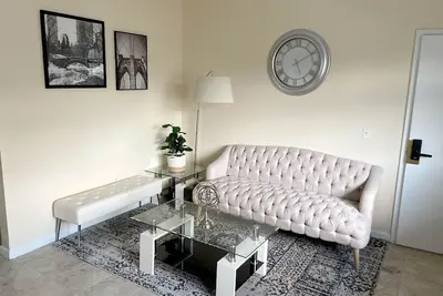 Image de Spacious 2 bedroom apartment with Patio! \nAs Seen On Arbnb 5 star listing!