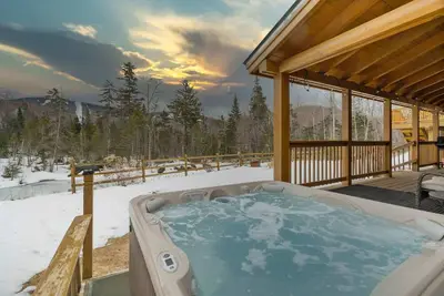 Image de The Log Castle | Hot Tub | Minutes to Mountains