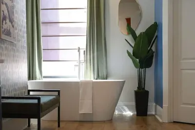 Image de ★ HostWise Stays ★ Historic Victorian Charm, Parking, & Luxury Bath