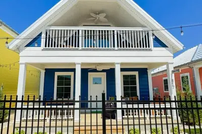 Image de Tropical Trio - 3 Bedroom/1 Bunk Room Lakeside Cottage w/ Step Free Access & King bed!