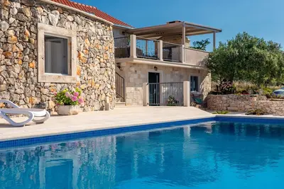 Image de Enjoy the peacefulness of the nature of island Brač overlooking the sea.