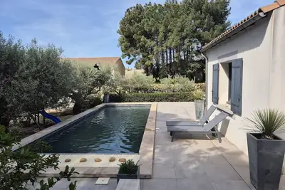 Image de Villa avec piscine et borne de recharge dans domaine viticole.