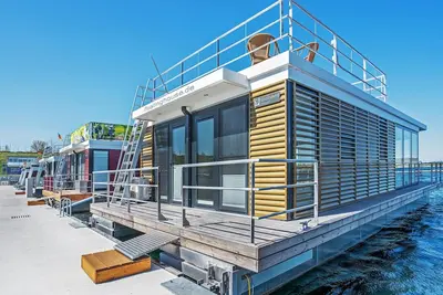 Image de Floating 44 am Geiseltalsee - Festliegende Hausboot in Braunsbedra