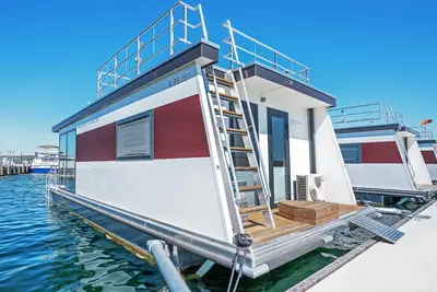 Image de Floating 44 am Geiseltalsee - Festliegende Hausboot in Braunsbedra