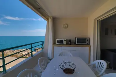 Image de Charmant T2 cabine rénové avec vue mer, loggia, proche plage, tout équipé - 2**