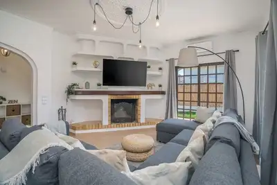 Image de Sunny Spacious House | Terrace and Free Parking