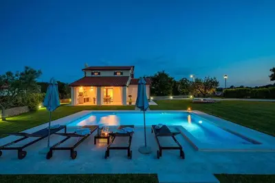Image de Villa avec piscine et aire de jeux pour enfants