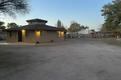 Image de Horseman Lodge, 1 acre, 4 horse pins, 1 dog run w\/2 dog homes. Beautiful trees.