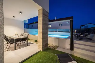 Image de Maison de vacances Vodice pour 1 - 7 personnes avec 3 chambres à coucher - Maison jumelée