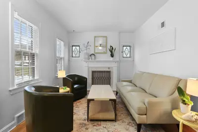 Image de A Stone`s Throw, 4 bedroom 2 bath home a block from Lake Michigan