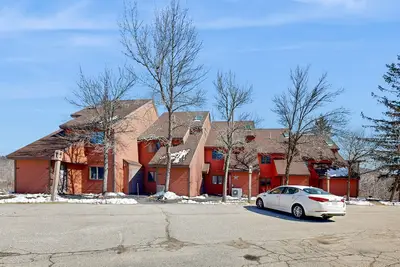 Image de Mountain stunner with pools, hot tub, tennis, grilling area, & game tables