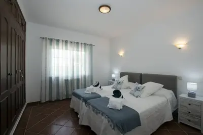 Image de 3 - bedroom house with A/C and Private pool