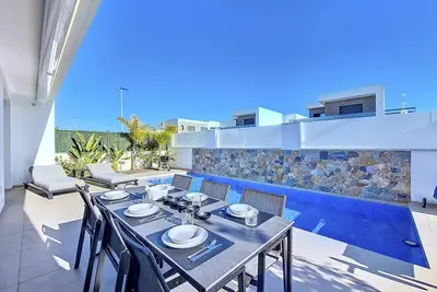 Image de Villa avec piscine privée et terrasse, Wi-Fi et barbecue