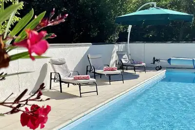 Image de Villa spacieuse avec piscine et jacuzzi situation idéale
