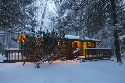 Image de Couple's Log Cabin w/ Jacuzzi