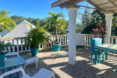 Image de Less than 2 minute walk to beach in half moon bay and main strip in west end