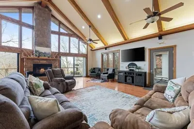 Image de Lakefront Home-New Hot Tub- Water Access from Yard-Kayaks-Patio-Game Room