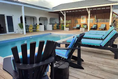 Image de Affordable Newly Renovated 5 Bedroom Villa with Pool. 3 Minute Walk to Beach.