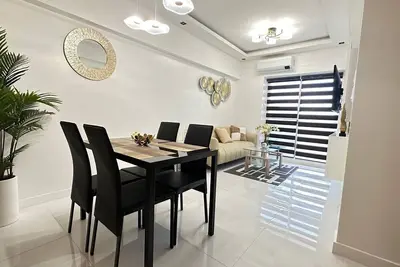 Image de Elegantly decorated condo to make you feel at home even away from your own home.