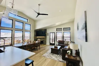Image de New top- level lake view ski home at Deer Valley