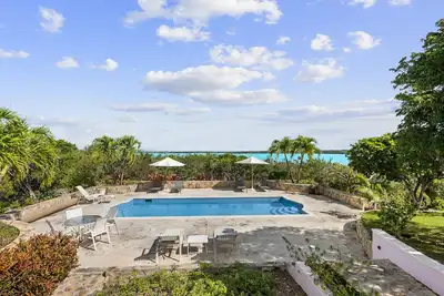 Image de The Pink House vacation rental, magnificent pool and view over Elizabeth harbor