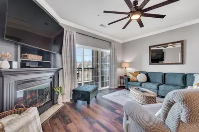 Image de Beautiful accommodations in a terrific location with Christmas decor Nov-Jan.