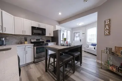 Image de Mt Washington Manor, close to stadiums, bars & restaurants with 2 full baths! !