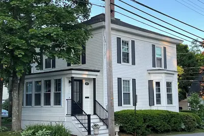 Image de Circa 1850 Federal - 3 Bedroom 2 Bath Home In The Heart of Bath, Maine.