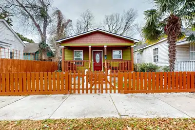 Image de Perfectly located home walking distance from downtown with smart TVs & W/D