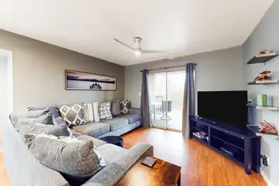 Image de Condo near the lake with hot tub, pool, tennis court, alfresco dining, & W/D