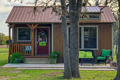 Image de Charming water-view cabin with kitchenette, streaming, patio, partial Ac, & WiFi