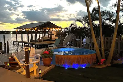 Image de Island waterfront getaway with sunset views from hot tub and boaters paradise! !