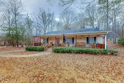 Image de Peaceful home with custom front porch near University of Alabama, dog-friendly