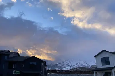 Image de Cozy, new townhome 12 min. from Snowbasin and 17 min. from Wasatch Peaks!