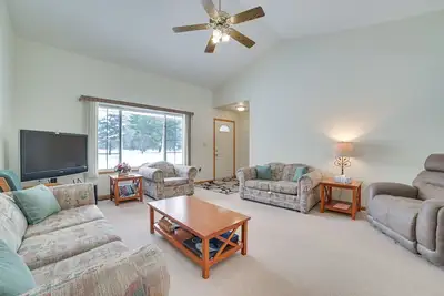 Image de Cozy Mancelona Home: Ski, Golf & Snowmobile!