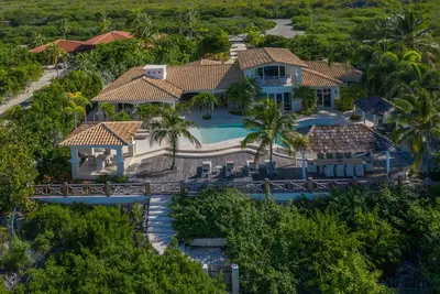 Image de Luxurious 5-Bedroom Villa with Private Pool & Direct Beach Access