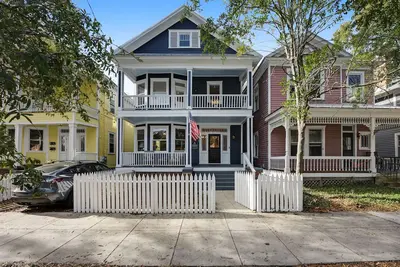 Serene & sunlit getaway with spacious rooms & great patio - near beach & golf