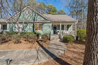 Image de Love sitting on the golf course and looking at the lake?