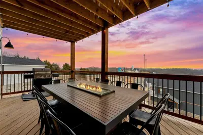 Image de 2 Epic Lakeview Homes, 18 BDs, Community Pools