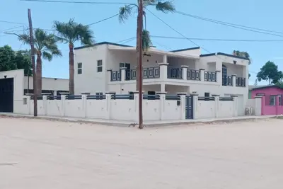 Image de Beautiful & Centrally Located Spacious House.
