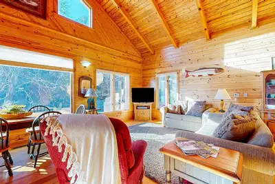 Image de Rustic two-story lakefront cabin near beach with dock, lake & mtn views, & deck
