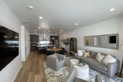 Image de Cozy, new townhome 12 min. from Snowbasin and 17 min. from Wasatch Peaks!