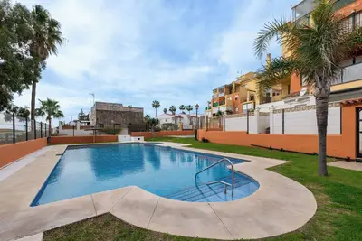 Image de Appartement 'Urbanización Jardines Del Mar' avec vue sur la mer, piscine partagée et climatisation