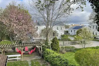Image de Comfy, cozy 3 bedroom colonial, with 2 decks and 1 fire pit! 2 steps to Mystic!